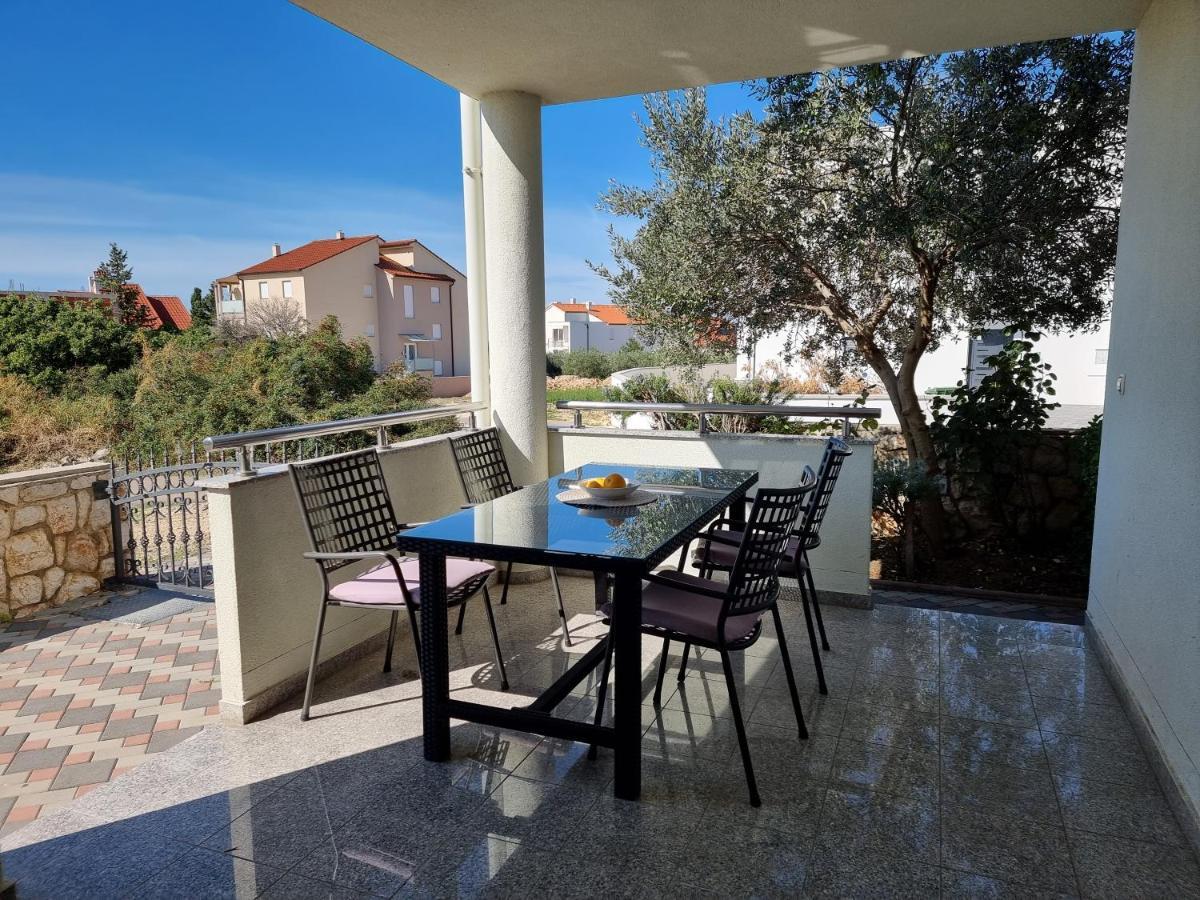 נובליה The Golden Grotto Apartments מראה חיצוני תמונה