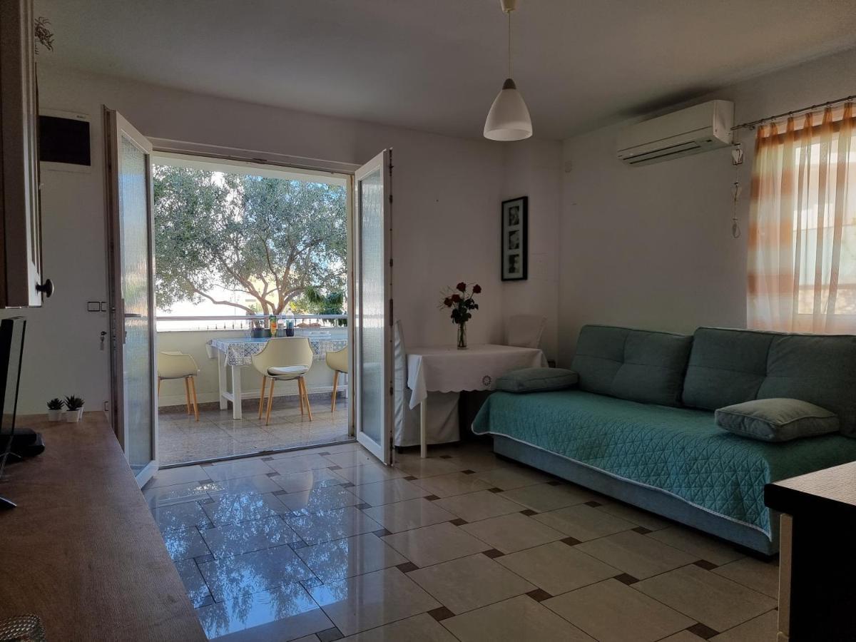 נובליה The Golden Grotto Apartments מראה חיצוני תמונה