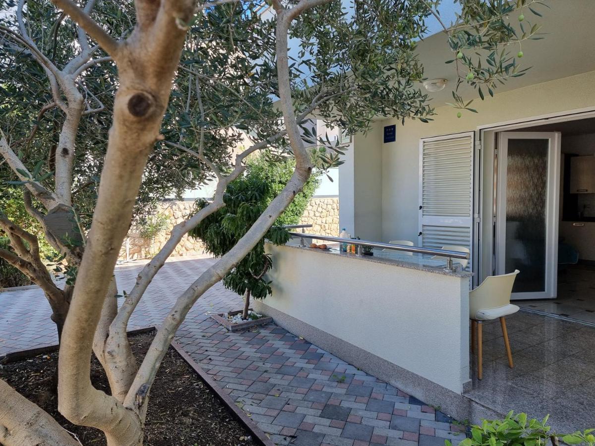 נובליה The Golden Grotto Apartments מראה חיצוני תמונה