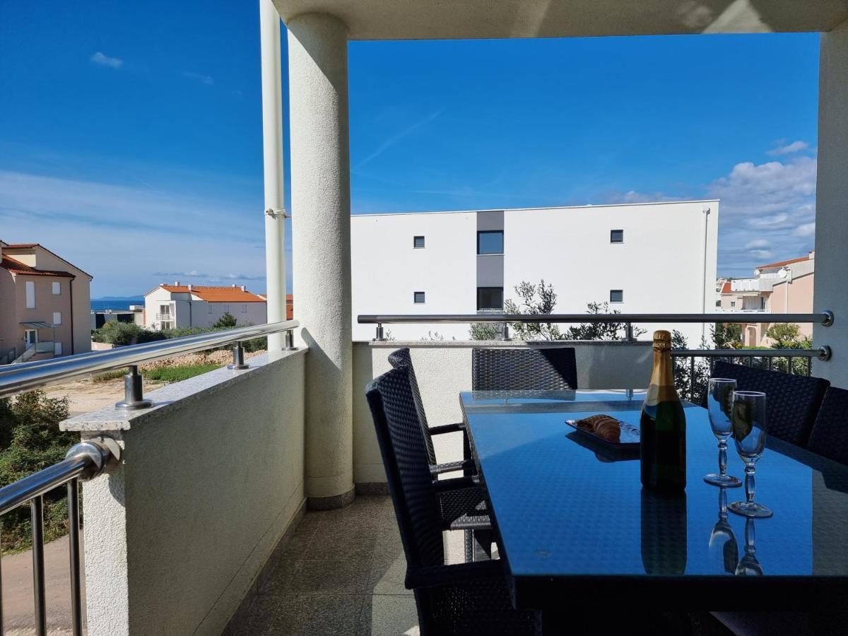 נובליה The Golden Grotto Apartments מראה חיצוני תמונה