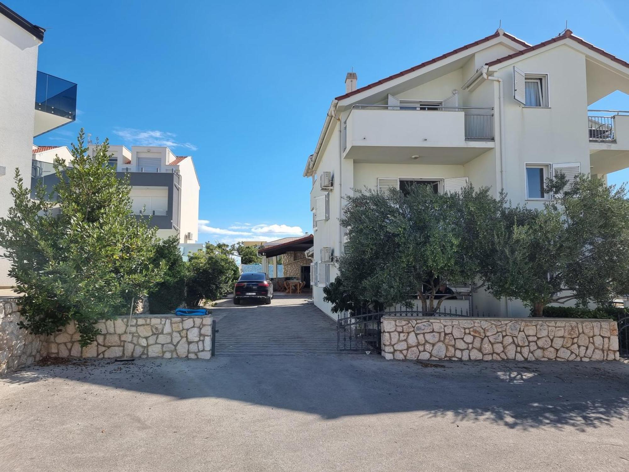 נובליה The Golden Grotto Apartments מראה חיצוני תמונה